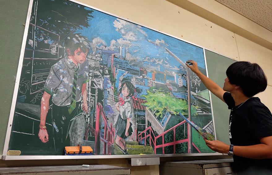 Vẽ tranh bằng phấn bảng, thầy giáo Nhật Bản khiến thế giới trầm trồ với sản phẩm của mình