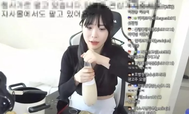 Nữ streamer làm bắn tung téo chai nước uống, khung cảnh không khác gì phim 18+ cả