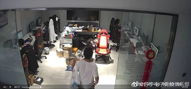 LMHT: Gaming house của Suning bị kẻ lạ đột nhập, tự ý mở máy chơi game và trò chuyện với các tuyển thủ