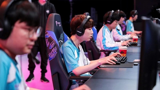 LMHT: Các tuyển thủ thuộc DWG KIA bị chỉ trích nặng nề vì khinh thường một game thủ nữ