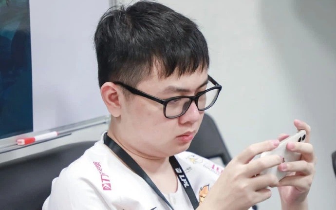 LMHT: SofM trở thành tâm điểm chỉ trích khi có hành vi toxic với đồng nghiệp trong một trận rank