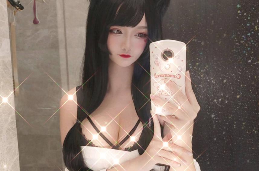 "Ngợp" với nữ coser/streamer mặt thiếu nhi nhưng "nội dung" 18+