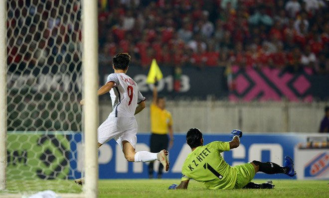 Việt vị là gì và khi nào thì một cầu thủ sẽ bị bắt lỗi việt vị trong bóng đá?