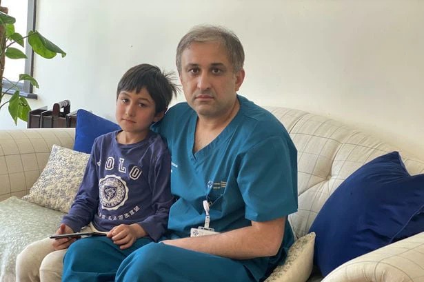 Để con trai chơi game trên điện thoại của mình, người đàn ông phải bán xe để trả tiền nạp game