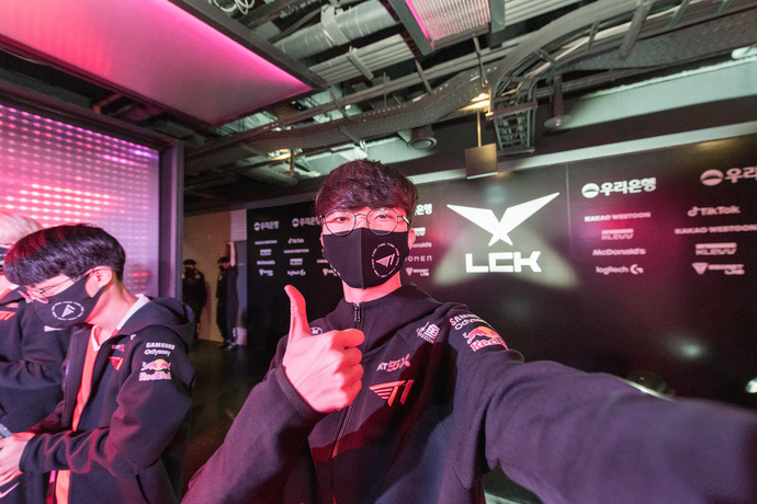 LMHT: Faker chính thức lên tiếng, đập tan tin đồn lục đục nội bộ của T1 Esports