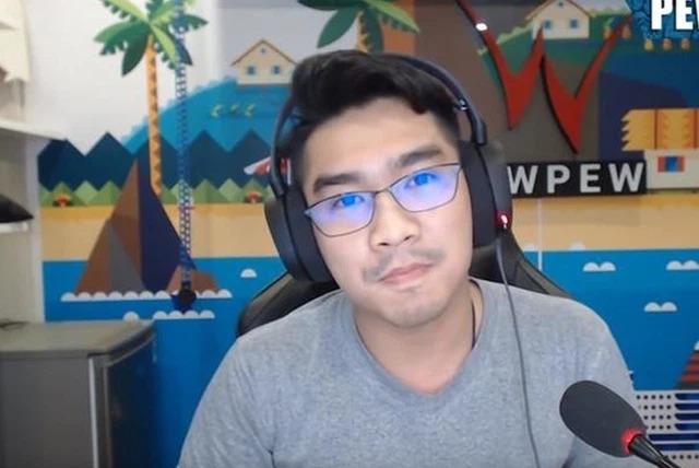 PewPew bất ngờ ngủ gục trên sóng stream khiến không ít người hâm mộ hoang mang lo lắng