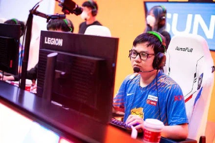 LMHT: SofM vụt lên top 5 Thách Đấu Hàn trong đêm khiến fan không khỏi choáng váng