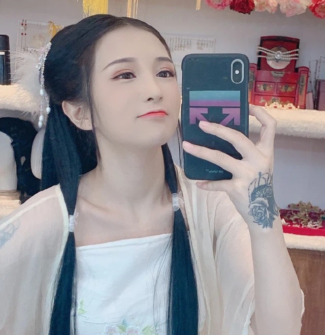 Lại thêm một hot girl lỡ tay tắt filter khi livestream và cái kết không thể đắng hơn