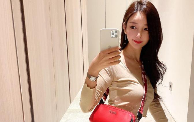 Để lộ danh tính, nữ họa sĩ truyện tranh webtoon khiến fan hú hồn vì nhan sắc ăn đứt Idol Hàn Quốc