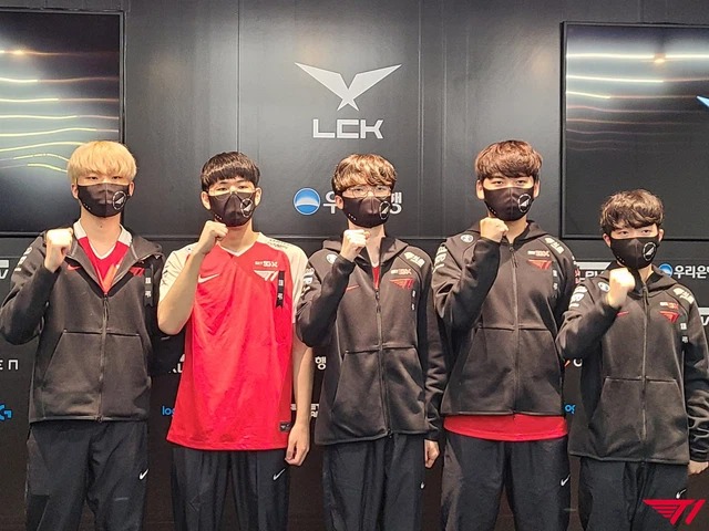 LMHT: Chỉ với một câu nói, HLV Stardust và Moment đã giúp T1 lấy lại khí thế sau rất nhiều drama