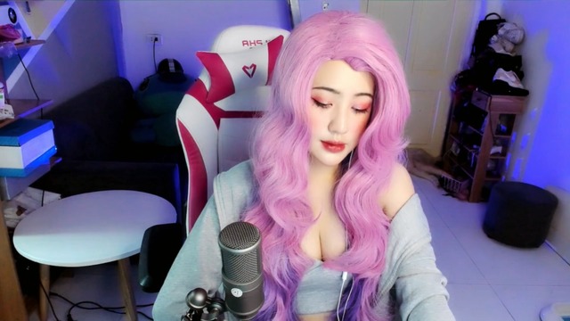 Nữ streamer liên tục bị quấy rối trên MXH vì có vòng một "căng tràn nhựa sống"
