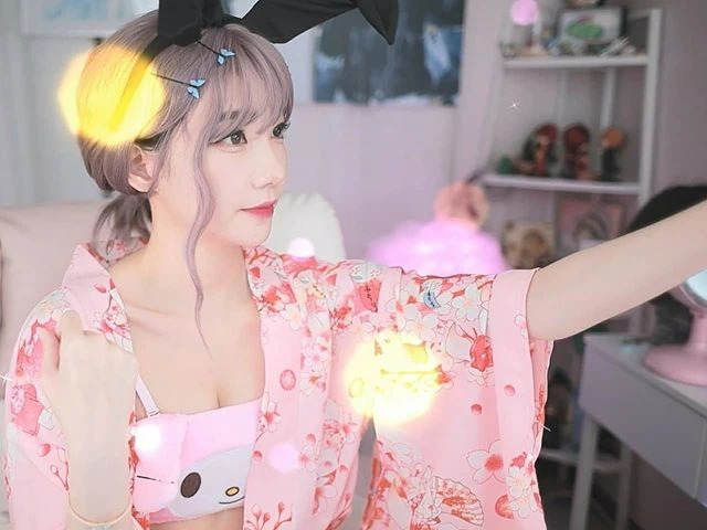 Bị sóng đánh trôi hết lớp make-up, nữ streamer lộ mặt mộc khiến fan hoảng hồn