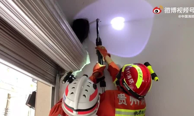 Vụ giải cứu bé gái Trung Quốc mắc kẹt đầu trên trần nhà không khác gì phim kinh dị