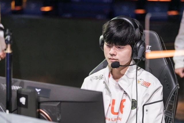 LMHT: Deft try-hard rank Hàn xuyên màn đêm sau khi đủ điều kiện đến với CKTG 2021