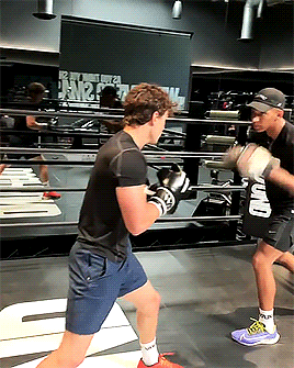 Tom Holland khoe kỹ năng đấm bốc cực xịn trên phim trường Spider-Man 3 2