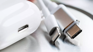 Liên minh Châu Âu đề xuất buộc Apple phải đưa USB-C lên iPhone, iPad và AirPods