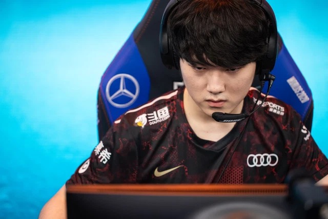 LMHT: Dù xuất hiện trong MV chủ đề nhưng JackeyLove lại không thể đến được CKTG 2021 trong tiếc nuổi