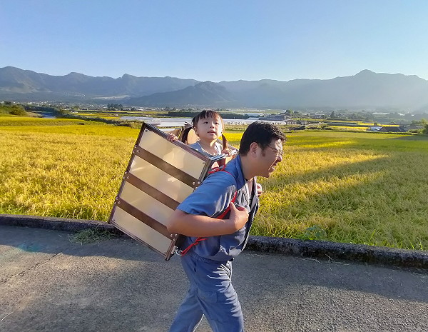 Kimetsu No Yaiba: Chiều 'sugarbaby', ông bố Nhật Bản chế ra Nezuko Box đưa con dạo phố