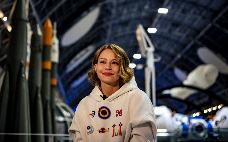 Nhan sắc của nữ diễn viên đầu tiên của thế giới được đóng phim ngoài vũ trụ