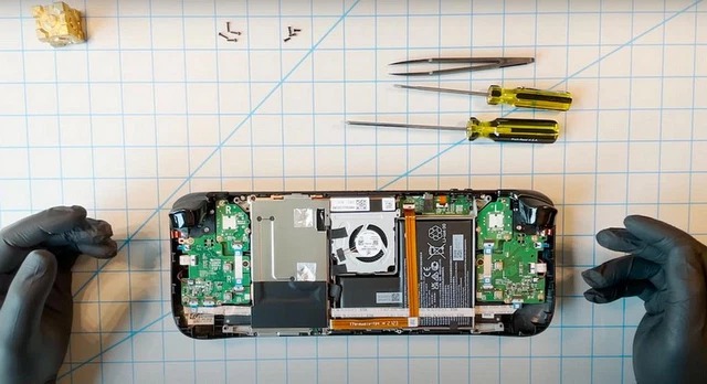 Valve bất ngờ tự "mổ xẻ" Steam Deck hé lộ những linh kiện bên trong chiếc máy chơi game mạnh mẽ nhất lịch sử