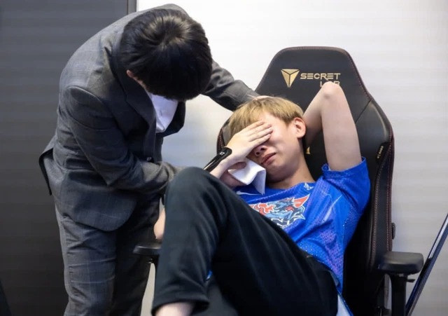 LMHT: Tuyển thủ Đường trên của LNG Esports khóc nghẹn vì pha “quăng game” quá mạnh của mình | Alpham