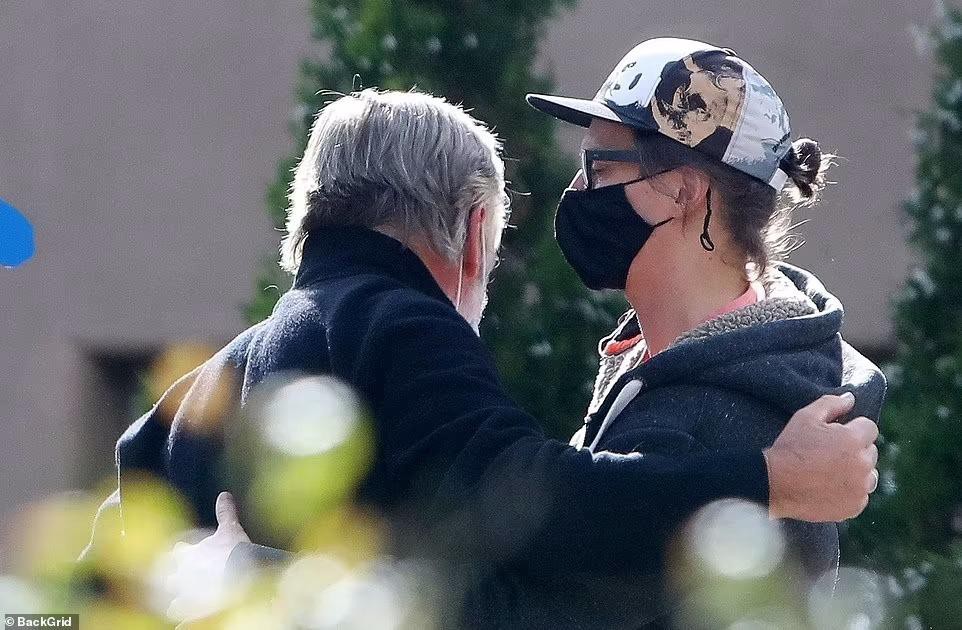 Những hình ảnh hiếm hoi trong buổi gặp gỡ giữa Alec Baldwin và gia đình nữ đạo diễn bị bắn chết