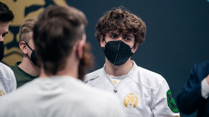 “Chủ sở hữu” của MAD Lions lên tiếng chỉ trích xạ thủ Carzzy sau thất bại tại CKTG | Alpham