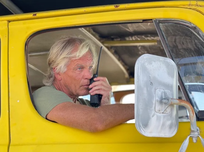 Người trực tiếp đưa súng cho Alec Baldwin từng mắc nhiều bê bối trong quá khứ 