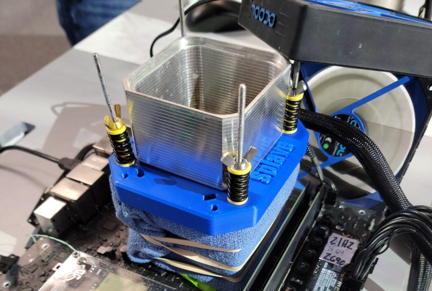 Intel Core i9-12900K được ép xung lên 6,8 GHz, phá vỡ một số kỷ lục thế giới