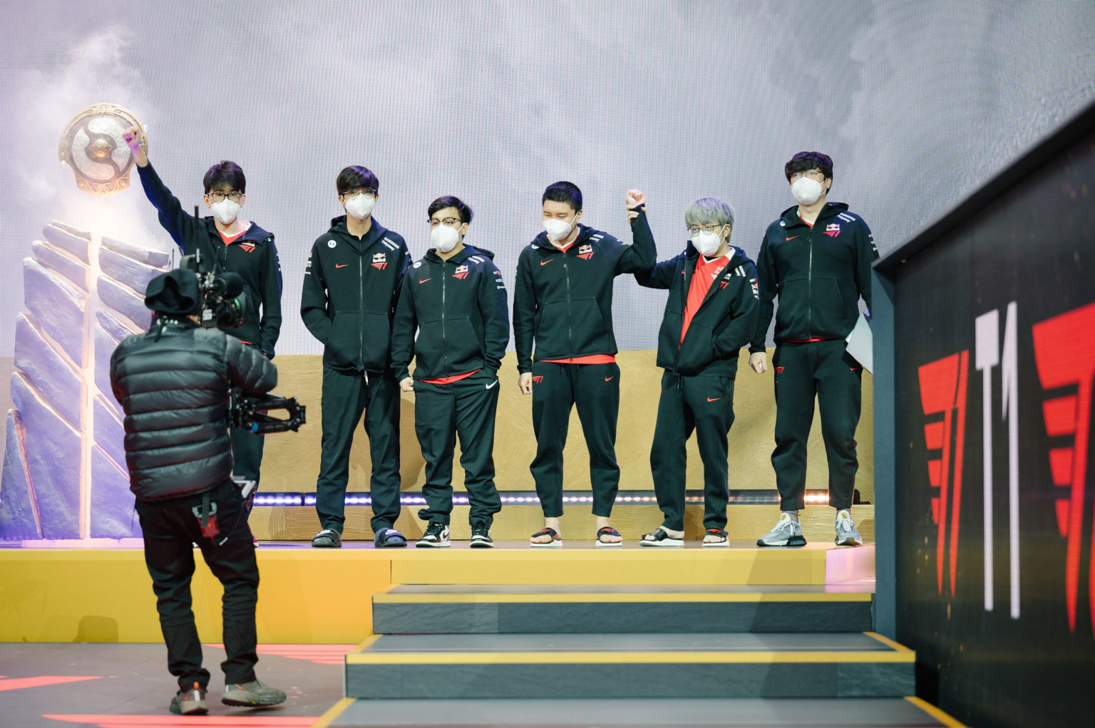 T1 gia hạn hợp đồng với toàn bộ đội hình Dota 2 của mình