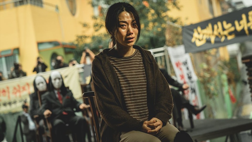 Kinh hoành phân cảnh mẹ livestream cái chết để có tiền cho con trong Hellbound đang gây sốt Netflix những ngày qua