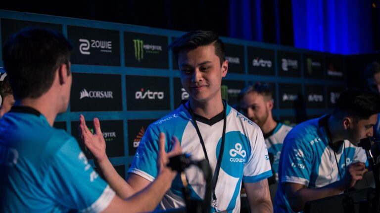 autimatic và Stewie2k đang thảo luận với Evil Geniuses