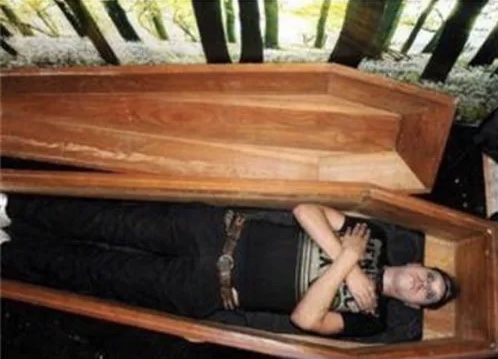[Góc chuyện lạ có thật] Người đàn ông 18 năm uống máu và ngủ trong quan tài để trở thành ma cà rồng