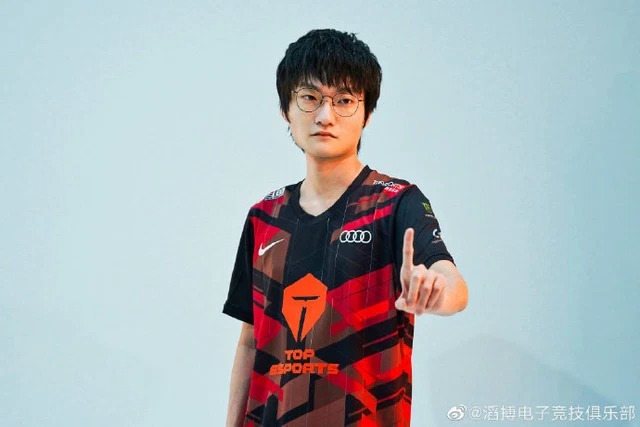 LMHT: TOP Esports bất ngờ đưa Tian xuống dự bị, nhận hàng tấn chỉ trích từ người hâm mộ