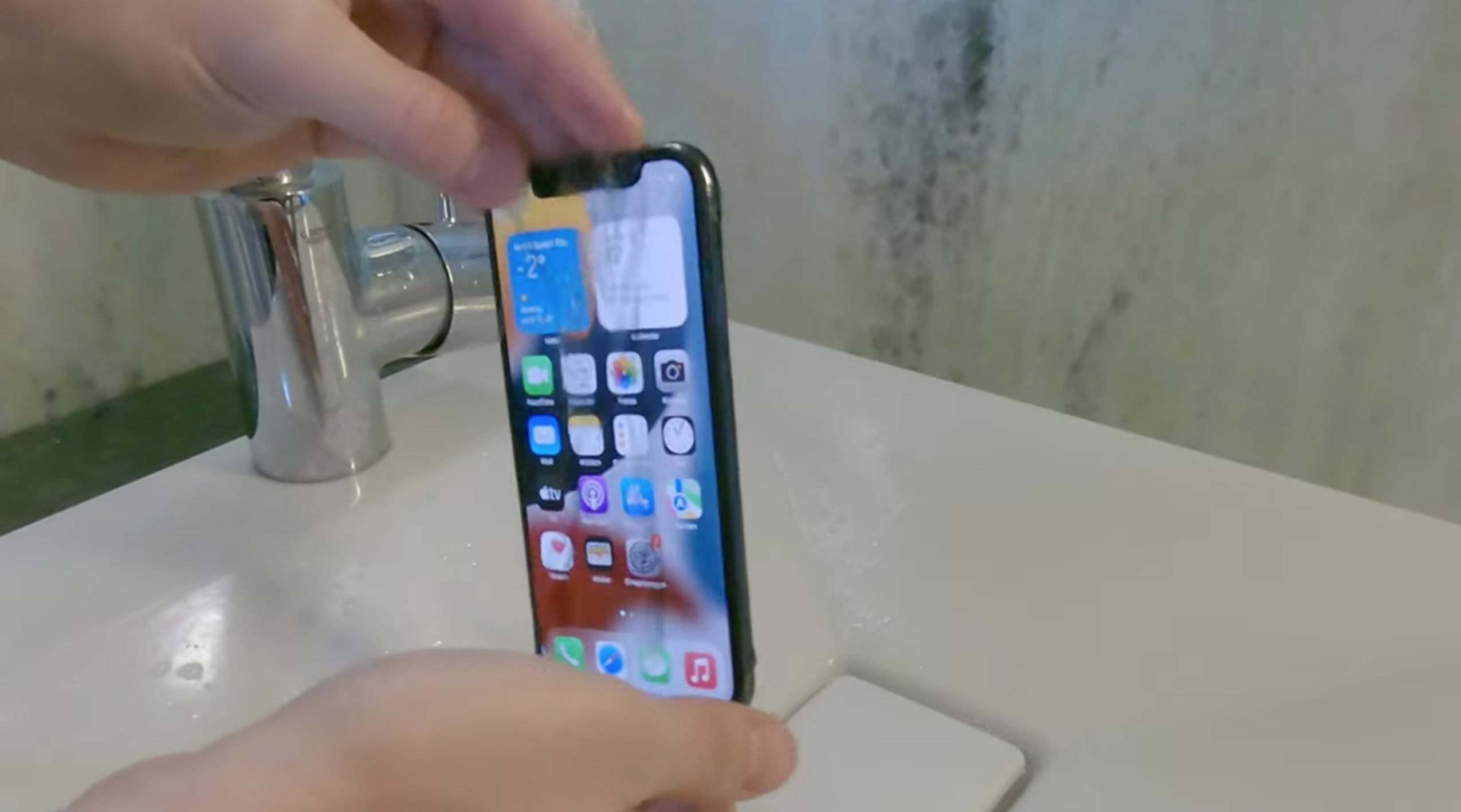 Một chiếc iPhone X được mod USB-C đi kèm với tính năng chống thấm nước đặc biệt
