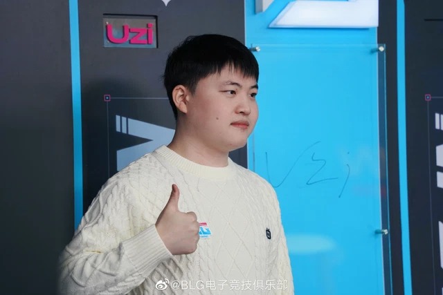 LMHT: Fan bắt gặp Uzi đi khám chấn thương tay, ngày ra quân còn khá xa vời