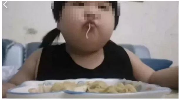 Cô bé chỉ 3 tuổi nhưng nặng đến 35kg vì phải quay video mukbang kiếm tiền cho mẹ