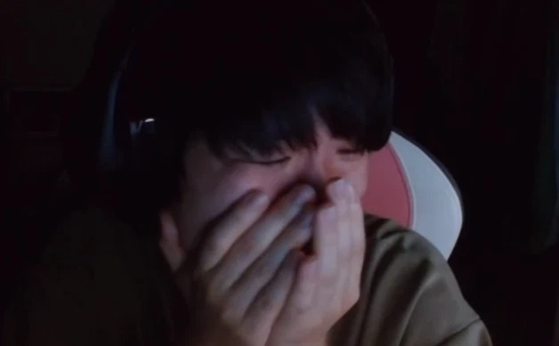 LMHT: Cựu vô địch CKTG Crown khóc nức nở trên stream vì cuộc sống khốn khó của mình