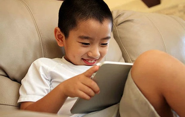 Game thủ nhí tiêu toàn bộ số tiền buôn bán của gia đình để donate cho những nữ streamer nóng bỏng