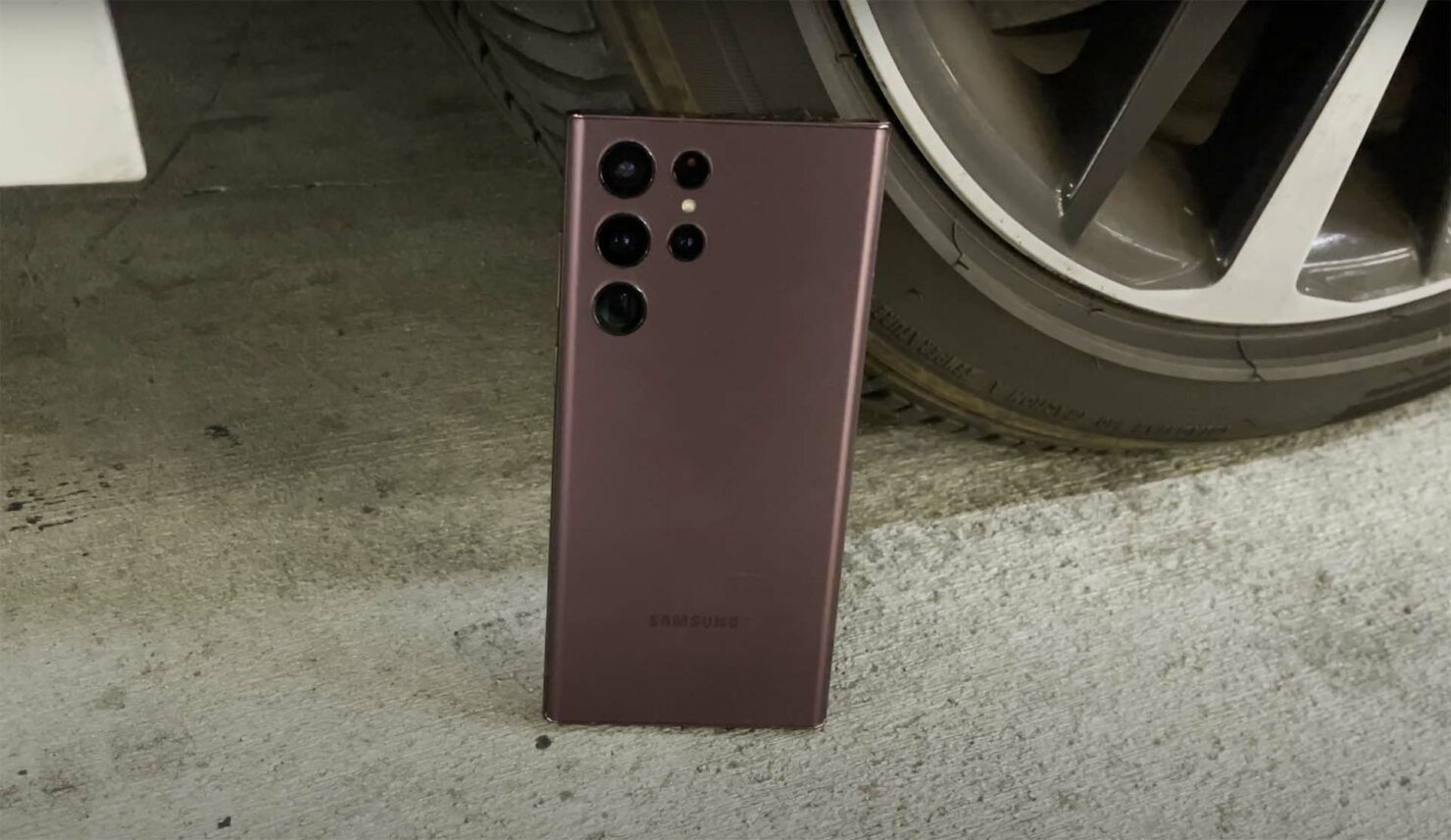 Độ bền Galaxy S22 Ultra được chứng minh khi vẫn hoạt động dù bị ô tô chạy qua