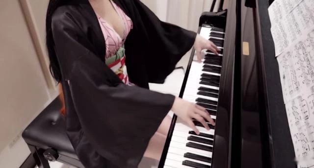 Làm nội dung cover nhạc để khoe vòng 1 hờ hững, nữ Youtuber bị Youtube tắt chức năng kiếm tiền