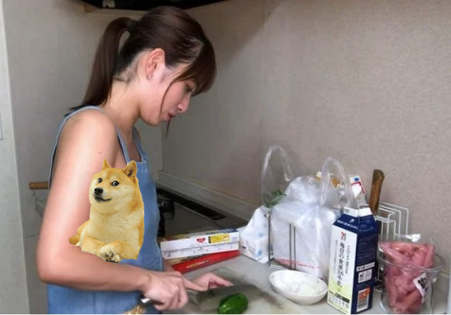 Nữ Youtuber thu hút hàng triệu lượt view chỉ bằng việc nấu ăn chỉ mặc mỗi tạp dề