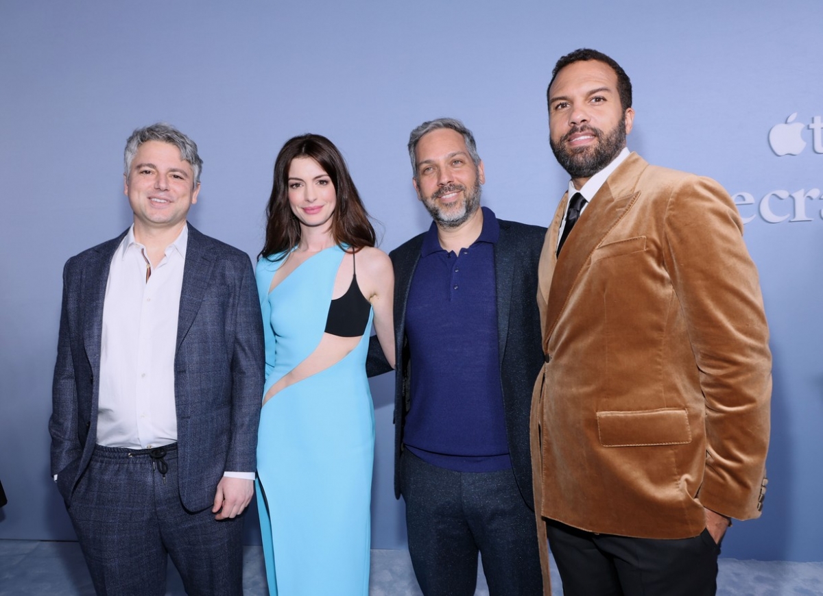 Mỹ nhân Anne Hathaway diện đầm cut xẻ táo bạo trong họp báo phim WeCrashed