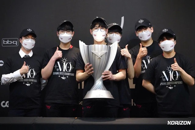 LMHT: Faker và đồng đội dương tính với Covid-19, fan thở dài: "Dịch bệnh cũng không cản được T1 vô địch"