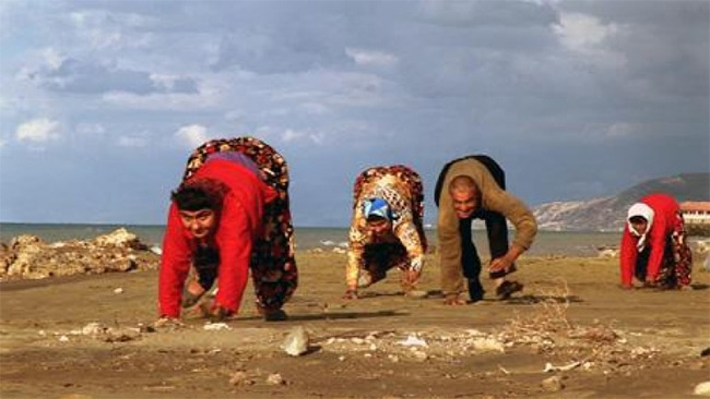 'Làng bò' kỳ lạ, người dân không ai biết đi, chỉ có thể bò bằng 4 chi