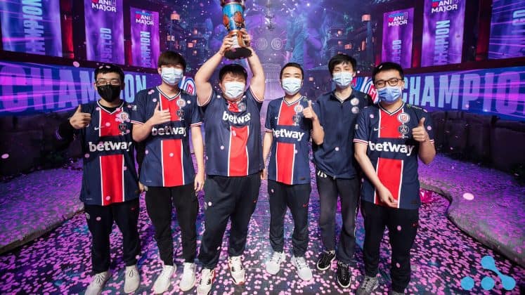 PSG.LGD nhận được một hợp đồng tài trợ vô cùng kì lạ