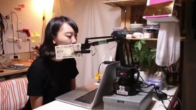 Chế tạo máy tát tiền vào mặt để tạo động lực làm việc, cô nàng được cộng đồng mạng tán dương