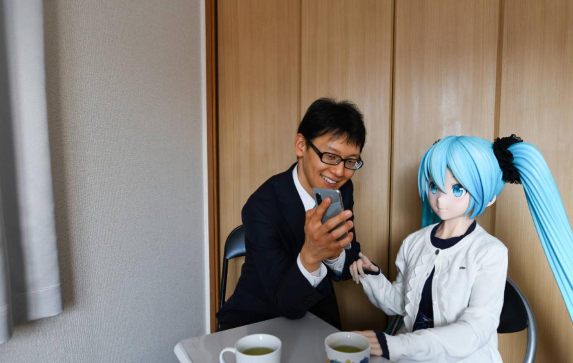 Cuộc sống người đàn ông cưới Hatsune Miku giờ ổn khum?