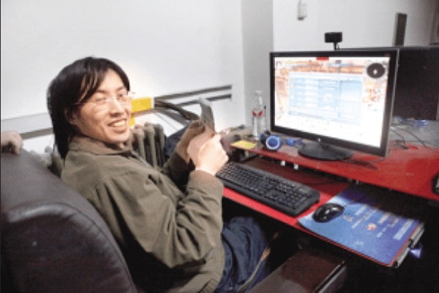 Sống tại quán net suốt nhiều năm trời, nam thanh niên trở thành huyền thoại sống với 60.000 giờ chơi