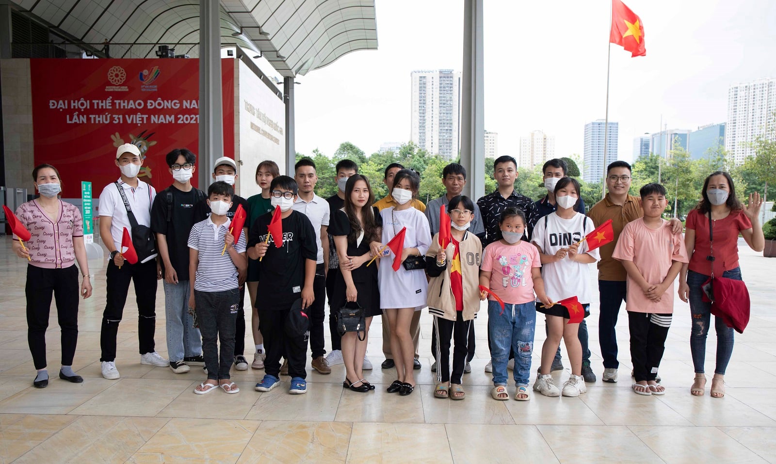 Tiếp lửa SEA Games 31, gia đình tuyển thủ KM.BeoET lên Hà Nội cổ vũ đội tuyển Free Fire Việt Nam